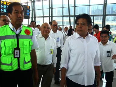 Dirjen Perhubungan Udara Agus Suasanto (kanan) didampingi Direktur Angkasa Pura II Muhammad Awaluddin usai meresmikan penerbangan perdana Internasional di Terminal 3 Internasional Bandara Soekarno Hatta, Tangerang, Banten, Senin (1/5). (Liputan6.com)