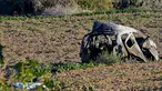 Bangkai mobil milik jurnalis investigasi, Daphne Caruana Galizia, tergeletak di pinggir jalan kota Mosta, Malta, Senin (16/10). Mobil jurnalis yang sebelumnya bekerja di Panama Papers itu dipasangi bom ketika tengah berkendara. (AP/Rene Rossignaud)