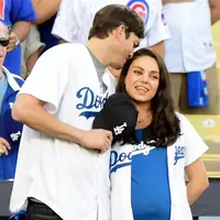 Mila Kunis dan Ashton Kutcher salah satu pasangan selebriti yang enggan mempublikasikan kehidupan pribadinya ke hadapan publik. Bukan hanya itu, namun juga terkait dengan wajah anak mereka. (AFP)
