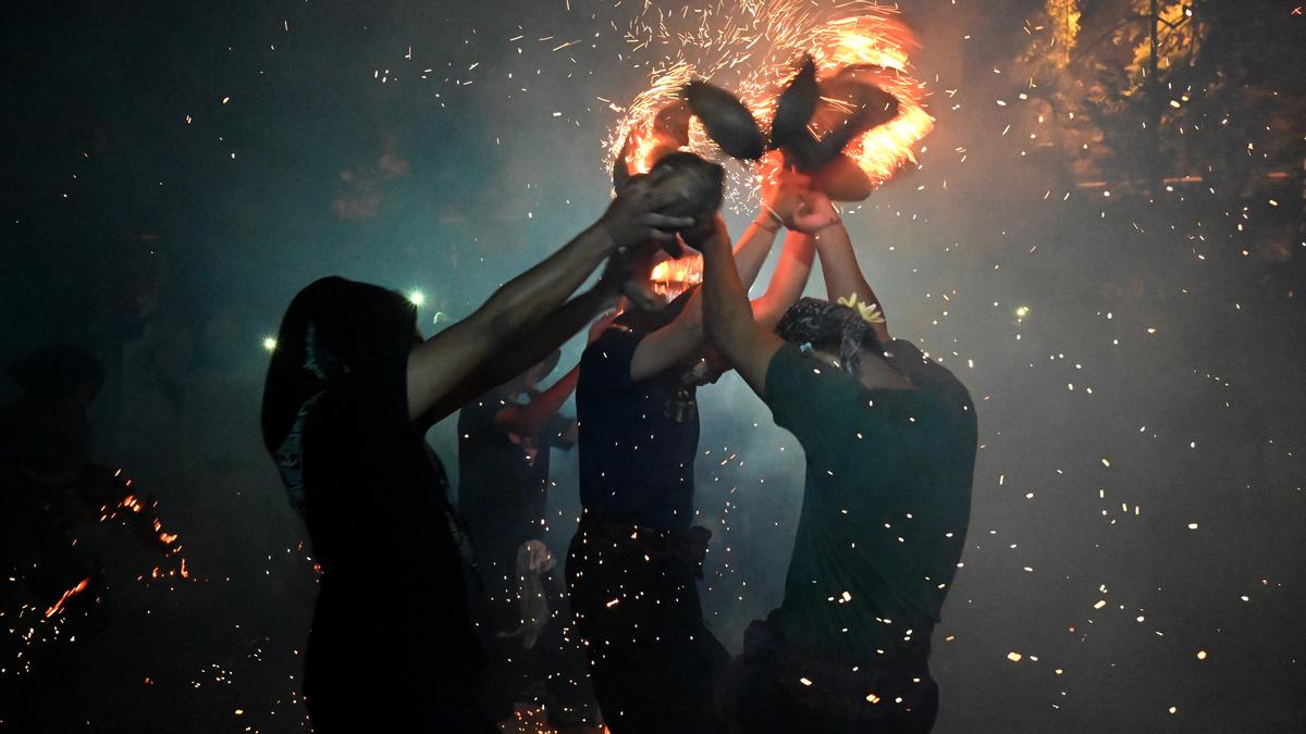 Menyaksikan Ritual Perang Api Para Pemuda Bali - Regional Liputan6.com