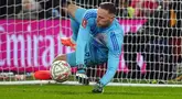 Kiper Nottingham, Matz Sels, menjadi pahlawan saat menaklukkan Ipswich Town laga putaran kelima Piala FA di Stadion City Ground, Nottingham Inggris, Senin (3/3/2025). (Mike Egerton/PA via AP)