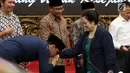 Perwakilan Ikhwanul Muballighin mencium tangan Ketua Umum PDIP Megawati Soekarnoputri saat menggelar pertemuan di DPP PDIP, Jakarta, Kamis (26/4). (Liputan6.com/JohanTallo)