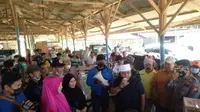 Wali Kota (Wako) Bengkulu Helmi Hasan mengunjungi korban banjir di pengungsian di Bengkulu (Dok.Media Center Dinas Kominfosan Bengkulu / Liputan6.com)