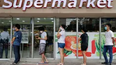 Warga menjaga jarak saat mengantre di luar supermarket di Manila, Filipina, Selasa (17/3/2020). Presiden Filipina, Rodrigo Duterte, memutuskan menutup akses keluar dan masuk Manila bagi seluruh jenis transportasi demi mencegah penyebaran virus corona Covid-19. (AP / Aaron Favila)
