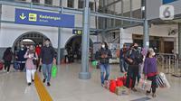 Penumpang kereta api Dharmawangsa Surabaya Pasarturi–Pasar Senen tiba di stasiun Senen, Jakarta, Minggu (3/01/2021). Stasiun Daop 1 meliputi Stasiun Gambir, Stasiun Senen, Stasiun Jatinegara, Stasiun Bekasi, Stasiun Cikampek, Stasiun Karawang, hingga Stasiun Jakarta Kota. (Liputan6.com/Herman Zakhar