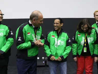 Founder and Global CEO GOJEK, Nadiem Makarim (tengah) berbincang dengan Acting Head of the European Union Delegations, Charles-Michel Geurts (kedua kiri) saat menerima kunjungan 16 Diplomat Negara-Negara Anggota Uni Eropa di kantor GOJEK, Jakarta, Kamis (27/6/2019). (Liputan6.com/Angga Yuniar)