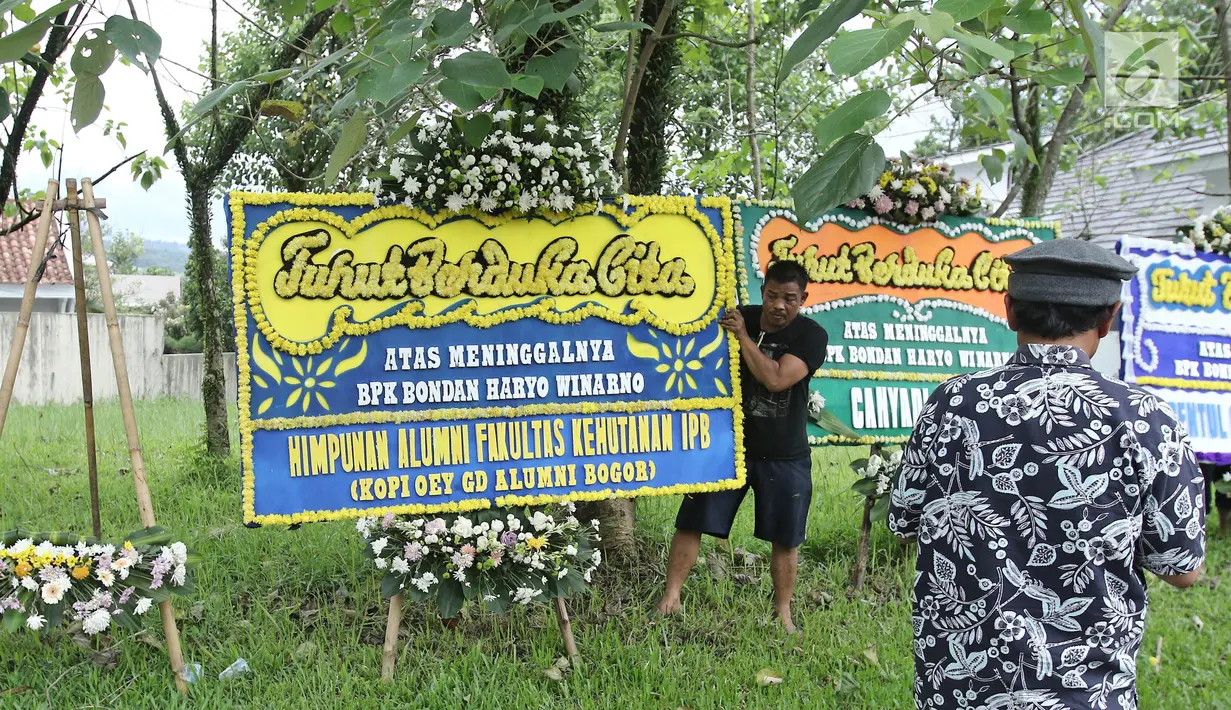 Seorang pria meletakkan karangan bunga duka cita di dekat kediaman pakar kuliner Bondan Winarno di kawasan Sentul, Bogor, Rabu (29/11). Bondan Winarno merupakan penulis dan wartawan Indonesia dengan berbagai kebisaan. (Liputan6.com/Herman Zakharia)