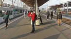 Sejumlah calon penumpang KRL Commuterline menunggu kereta di Stasiun Depok Lama, Depok, Jawa Barat, Selasa (9/6/2020). Stasiun Depok Lama terpantau lengang pada hari kedua dibukanya aktivitas perkantoran di Jakarta pada masa transisi Pembatasan Sosial Berskala Besar. (Liputan6.com/Herman Zakharia)
