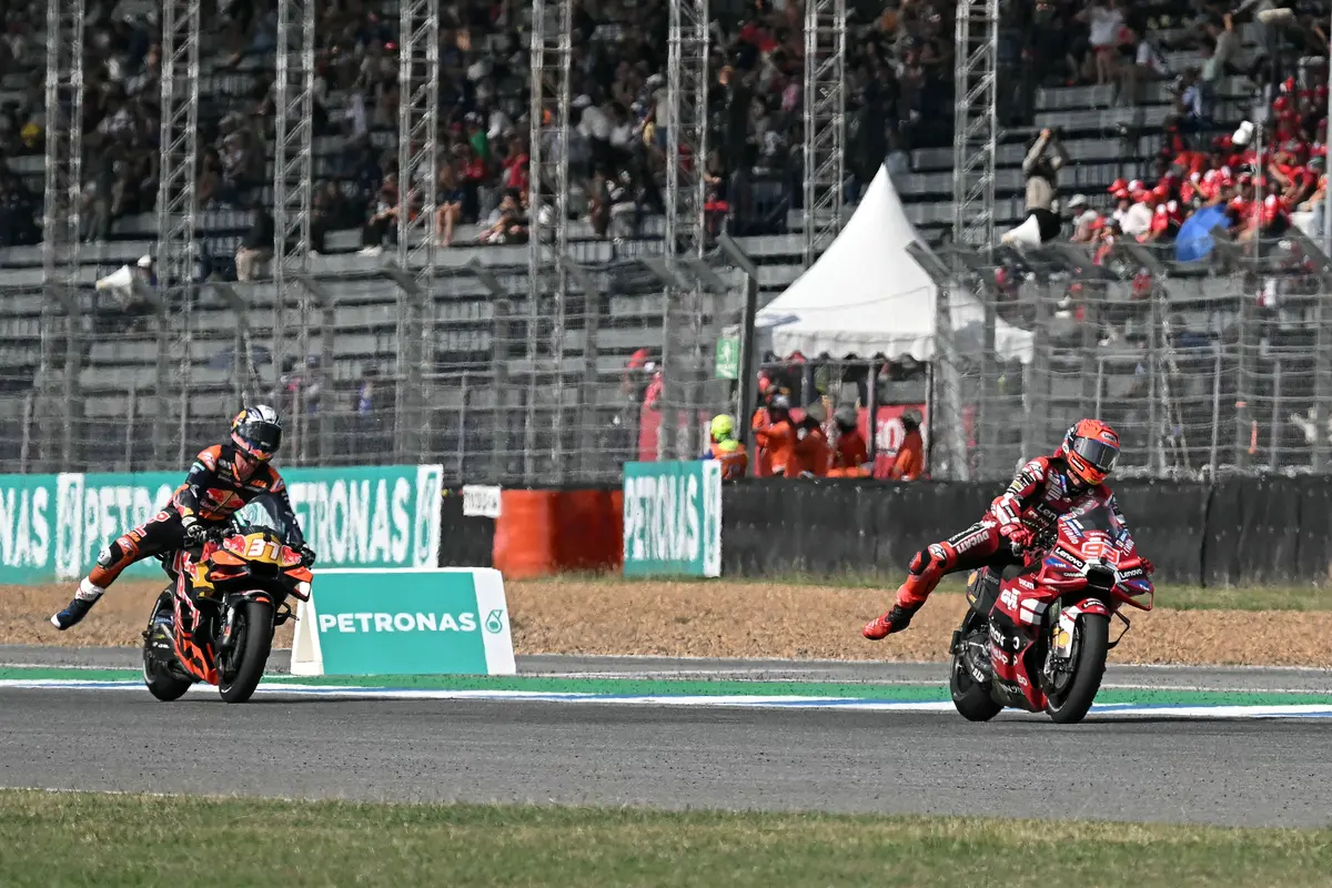Pedro Acosta berduel dengan Marc Marquez di Sprint Race MotoGP Thailand 2026