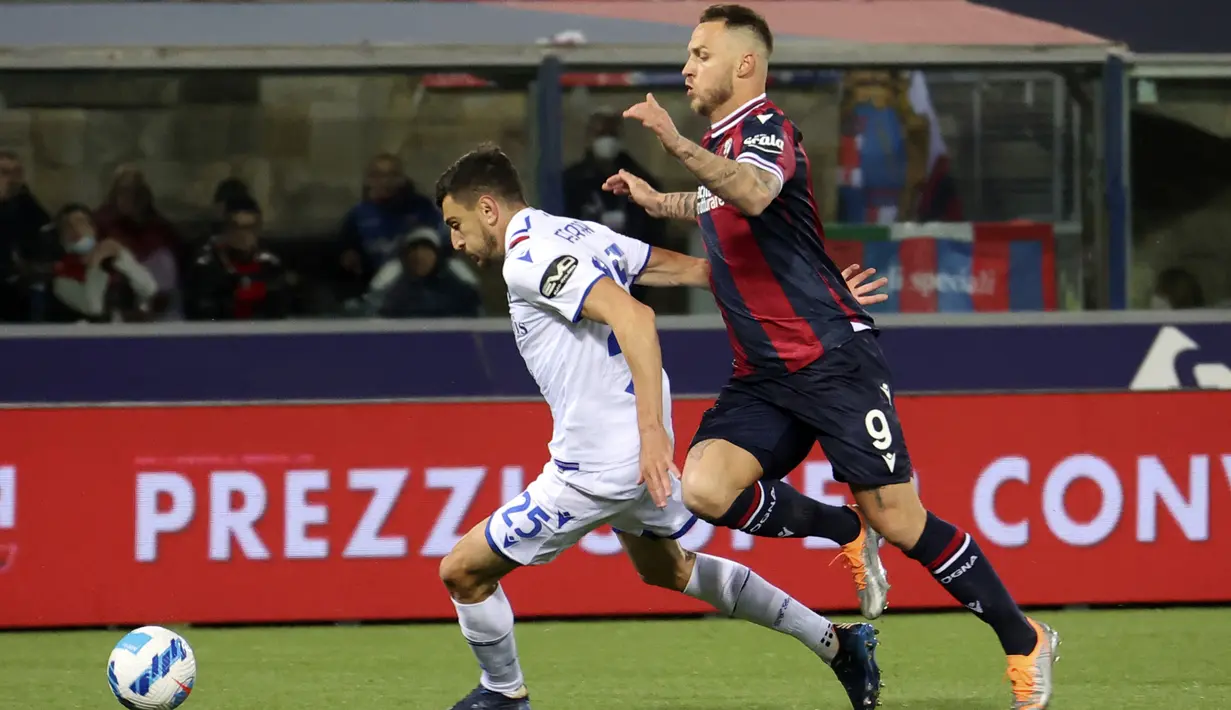 Pemain Bologna Marko Arnautovic (kanan) berebut bola dengan pemain Sampdoria Alex Ferrari pada pertandingan Serie A di Stadion Renato Dall'Ara, Bologna, Italia, 11 April 2022. Bologna menang 2-0. (Michele Nucci/LaPresse via AP)