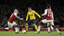 Penyerang Atletico Madrid, Antoine Griezmann, berusaha melewati gelandang Arsenal, Jack Wilshere, pada laga semifinal Liga Europa di Stadion Emirates, Kamis (26/4/2018). Arsenal ditahan 1-1 oleh Atletico Madrid. (AP/Matt Dunham)