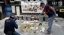 Tim Laboratorium Forensik (Labfor) Bareskrim Polri mengidentifikasi barang bukti yang ditemukan di rumah terduga teroris di Jalan Belibis V, Semper Barat, Cilincing, Jakarta, Senin (23/9/2019). Polisi menemukan sejumlah bahan perakit bom dalam penggerebekan tersebut. (merdeka.com/Iqbal Nugroho)