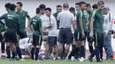 Sejumlah pemain tampak panik saat Direktur Teknik PSSI, Danurwindo, pingsan usai memantau sesi latihan di Stadion Wibawa Mukti, Jawa Barat, Sabtu (03/11/2018). Danurwindo ambruk ketika melakukan sesi foto bersama. (Bola.com/M Iqbal Ichsan)