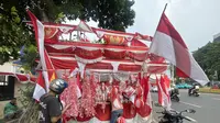 Pedagang pernak-pernik Hari Ulang Tahun (HUT) Kemerdekaan ke-81 Republik Indonesia di sepanjang Jalan Matraman, Jakarta Timur. (Liputan6.com/Devira)