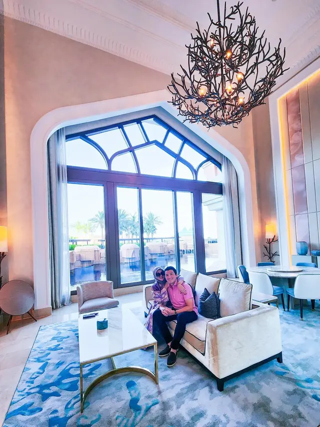 7 Potret Syahrini Liburan ke Dubai, Kamar Hotelnya di Bawah Laut