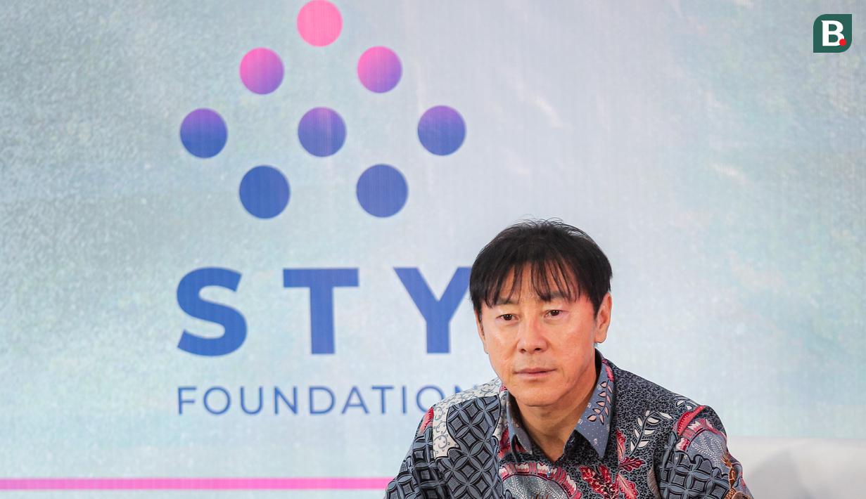 Pelatih Timnas Indonesia, Shin Tae-yong saat menghadiri acara peluncuran STY Foundation yang berlangsung di Rans Office, Serpong, Tangerang Selatan, Senin (04/11/2024). (Bola.com/Bagaskara Lazuardi)