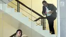 Wali Kota Tasikmalaya Budi Budiman menaiki anak tangga menuju ruang pemeriksaan di gedung KPK, Jakarta, Selasa (14/8). Budi diperiksa sebagai saksi terkait dugaan suap APBN-P tahun 2018.merdeka.com/dwi narwoko. (Merdeka.com/Dwi Narwoko)