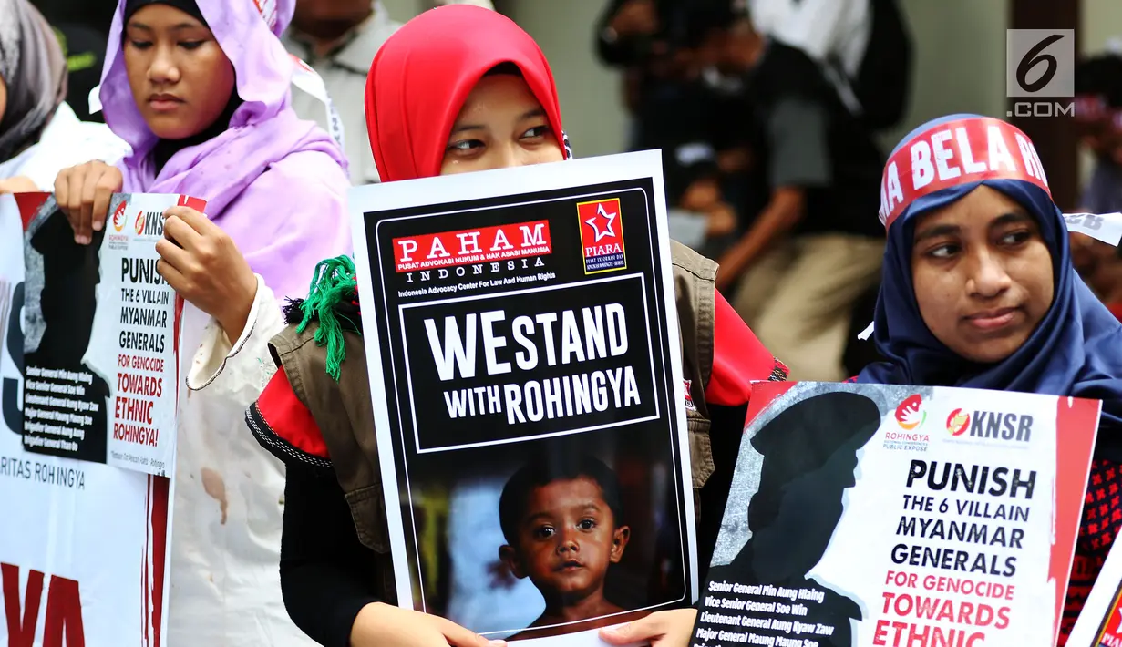 Komite Nasional Solidaritas Rohingya menggelar aksi di depan Kantor Duta Besar Myanmar, Jakarta, Rabu (5/12). Kecaman atas kekerasan terhadap etnis Rohingya bermunculan belakangan ini. (Liputan6.com/JohanTallo)
