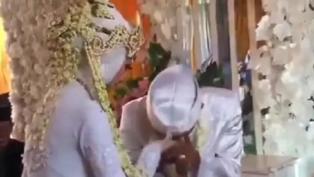 Grogi Saat Akad Nikah, Pria Ini Justru Cium Tangan Istrinya Duluan.