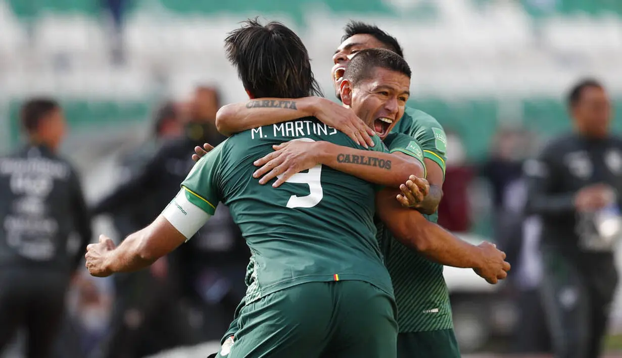 Para pemain Bolivia merayakan gol yang dicetak oleh Marcelo Martins ke gawang Argentina pada laga kualifikasi Piala Dunia 2022 di Estadio Hernando Siles, Rabu (14/10/2020). Argentina menang dengan skor 2-1. (AP/Juan Karita)