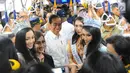 Presiden Joko Widodo bersama Puteri Indonesia mencoba moda transportasi MRT di Jakarta, Selasa (19/3). Jokowi dan para Menteri naik dari Stasiun Bundaran HI menuju Stasiun Lebak Bulus. (Liputan6.com/Angga Yuniar)