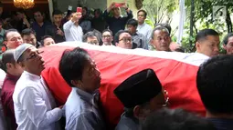 Keluarga dan kerabat membawa jenazah Probosutedjo di rumah duka di Jalan Diponegoro, Jakarta, Senin (26/3). Jenazah Probosutedjo akan diterbangkan ke Yogyakarta pada Senin sore. (Liputan6.com/Arya Manggala)