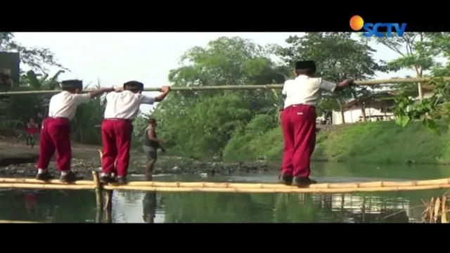 Anak-anak ini seberangi sungai dengan dua batang bambu, demi bisa berangkat sekolah. Lantas, masih ada yang malas pergi ke sekolah?