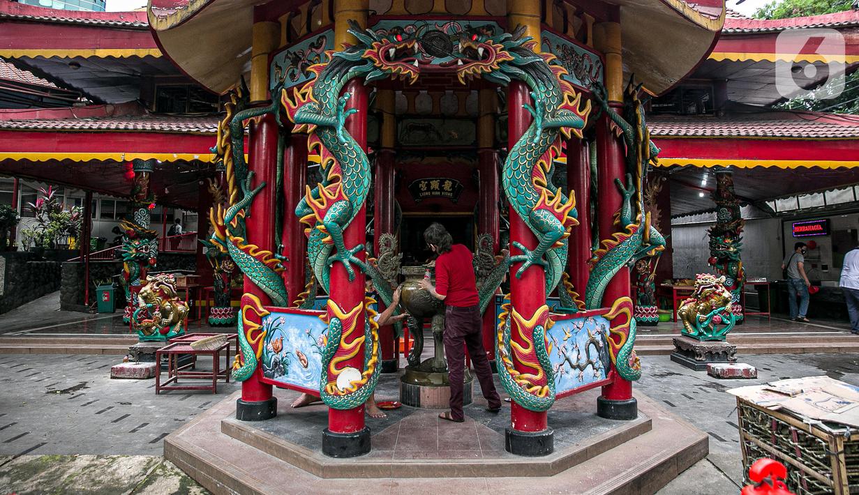 Suasana saat para jemaat membersihkan patung yang ada di Vihara Amurva Bhumi, Jakarta, Kamis (4/2/2021). Ritual mencuci patung dewa serta bersih-bersih ini dilakukan dalam rangka menyambut perayaan Tahun Baru Imlek 2572. (Liputan6.com/Faizal Fanani)