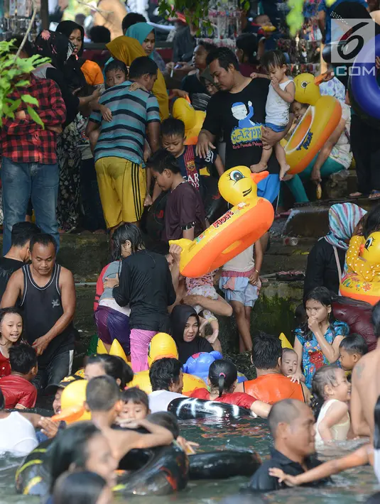 Warga bermain air di wisata alam Mata Air Sodong di Desa Ligar Mukti, Klapanunggal, Kabupaten Bogor, Jawa Barat, Minggu (9/6). Ada juga yang menawarkan sewa pelampung bebek dan ban cukup membayar Rp 10.000 sepuasnya. (merdeka.com/Imam Buhori)