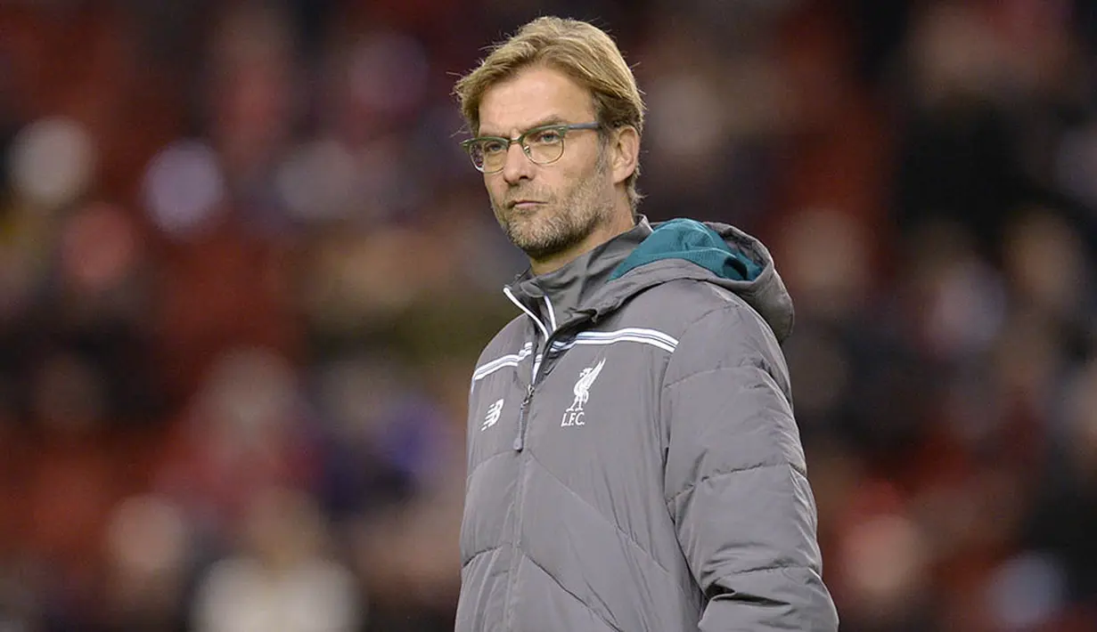Pelatih Liverpool, Jurgen Klopp, memperhatikan permainan anak asuhnya saat melawan Bordeaux pada laga Liga Europa di Stadion Anfield, Inggris, Kamis (26/11/2015). (AFP Photo/Oli Scarff)