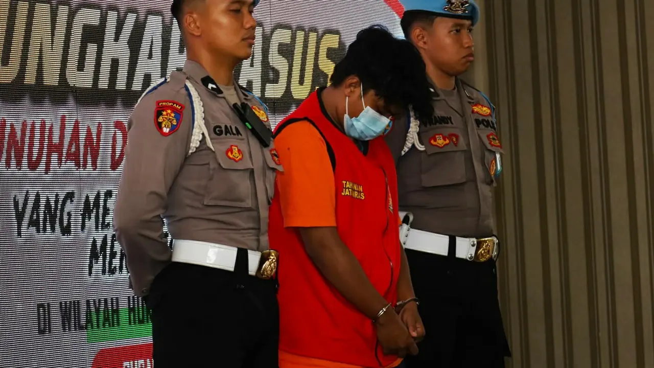 AUO (22), tersangka pembunuhan ayah kandung di Surabaya. (Foto: Liputan6.com/Dian Kurniawan)
