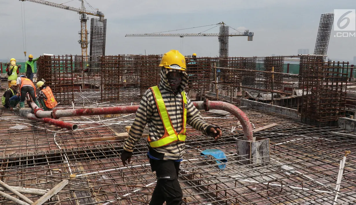 Pekerja menyelesaikan pembangunan Apartemen Meikarta di Cikarang, Kabupaten Bekasi, Jawa Barat, Jumat (12/4). Sejak diluncurkan 17 Agustus 2017 lalu, Meikarta secara cepat melakukan pembangunan dan kini sudah ada 28 tower yang sudah dibangun secara serentak. (Liputan6.com/Johan Tallo)