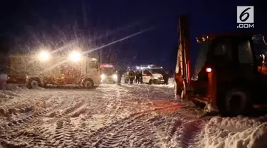 Sebuah pesawat penumpang Rusia yang membawa 71 orang jatuh di dekat Moskow, sesaat setelah lepas landas dari salah satu bandar udara di kota tersebut. Tidak ada yang selamat.