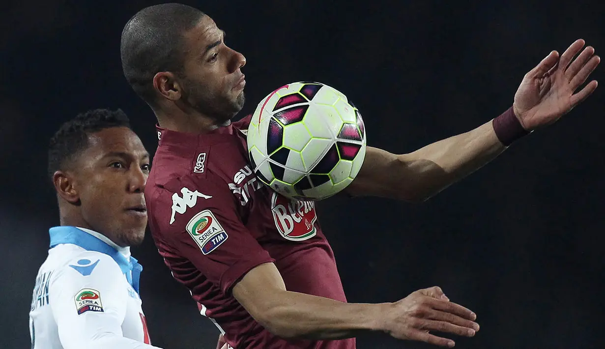 5. Bruno Peres, The Evening Standard melaporkan jika Arsenal berniat mendatangkan bek Torino itu ke London. Keinginan The Gunners disambut baik pria asal Brasil itu karena dirinya ingin mencicipi atmosfir Liga Inggris. (AFP/Marco Bertorello)