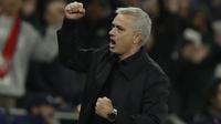 Pelatih Tottenham Hotspur, Jose Mourinho merayakan gol yang dicetak Harry Kane ke gawang Olympiakos pada pertandingan Grup B Liga Champions di Stadion Tottenham Hotspur di London utara (26/11/2019). Tottenham menang telak 4-2 atas Olympiakos. (AP Photo/Matt Dunham)