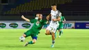 Pemain PSS Sleman, Mario Maslac (kiri) berusaha membuang bola  saat duel dengan pemain Persikabo 1973 Pushniakou Siarhei dalam pertandingan lanjutan pekan ke-11 BRI Liga 1. PSS unggul 3-2 atas Persikabo 1973. (Bola.com/Nandang Permana)