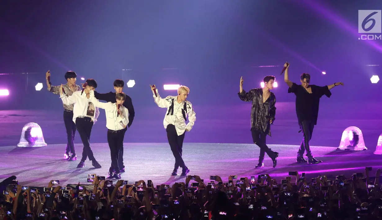Boy band Korea Selatan, iKON tampil menghibur penonton pada upacara penutupan Asian Games 2018 di Stadion Gelora Bung Karno, Jakarta, Minggu (2/9). Mereka membawakan dua lagu selama 20 menit. (Liputan6.com/Helmi Fithriansyah)