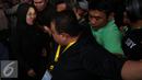 Sylviana Murni dengan pengawalan ketat keluar meninggalkan Posko Pemenangan Wisma Proklamasi, Jakarta, Rabu (15/2). Sebelum Agus Harimurti tiba, Sylviana tiba-tiba pergi meninggalkan Posko Pemenangan Wisma Proklamasi. (Liputan6.com/JohanTallo)
