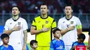<p>Pemain Timnas Indonesia,&nbsp;Emil Audero, Kevin Diks, dan Jay Idzes menyanyikan lagu kebangsaan Indonesia Raya saat melawan Timnas Lebanon dalam laga FIFA Matchday 2025 di Stadion Gelora Bung Tomo, Surabaya, Senin (8/9/2025). (Bola.com/Abdul Aziz)</p>