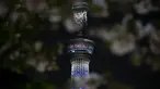 Tokyo Skytree menampilkan pesan bertuliskan "Bersama Kita Semua Bisa Menang" di Tokyo, Senin (6/4/2020). Ungkapan dukungan dan pesan harapan tersebut muncul di tengah merebaknya pandemi virus corona Covid-19. (AP Photo/Jae C. Hong)