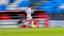 Pemain Real Madrid Eder Militao berlari dengan bola saat melawan Sevilla pada pertandingan La Liga Spanyol di Alfredo di Stefano Stadium, Madrid, Spanyol, Minggu (9/5/2021). (AP Photo/Manu Fernandez)