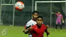 Pemain belakang DKI Jakarta, Ahmad Ihwan (kaos merah) berebut bola dengan bek Bali, I Wayan Agus Eka Putra saat penyisihan Grup A PON XIX di Stadion Pakansari, Bogor, Rabu (14/9). DKI Jakarta dan Bali bermain imbang 1-1. (Liputan6.com/Helmi Fithriansyah)