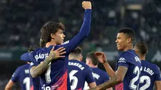 Penyerang Atletico Madrid Joao Felix merayakan gol pembuka yang dicetaknya ke gawang Real Betis pada laga Pekan Ke-27 La Liga Spanyol di Estadio Benito Villamarin, Sevilla, Senin (7/3/2022) dini hari WIB. Atletico Madrid menang 3-1 atas Real Betis. (CRISTINA QUICLER / AFP)
