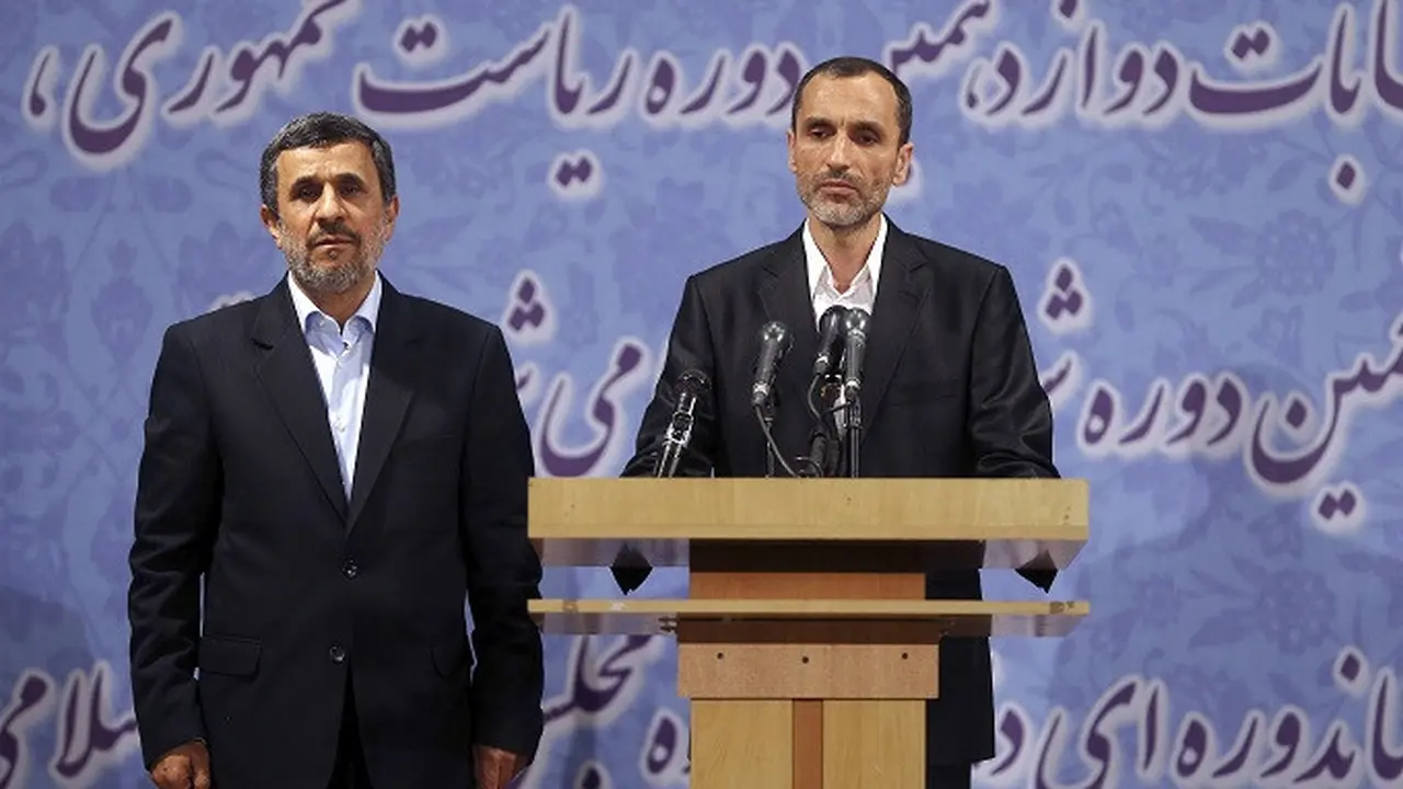 Mantan presiden Iran Mahmoud Ahmadinejad dan mantan wapres Iran Hamid Baghaei dalam sebuah konferensi pers usai mendaftarkan diri dalam bursa pencapresan