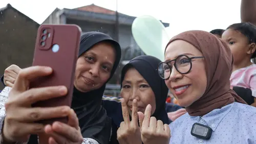 Melly Goeslaw Mulai Kampanye dengan Membagikan Ratusan Susu dan Makanan,  Hingga Nyanyi dan Zumba Bareng Warga Cijawura Bandung - ShowBiz Liputan6.com