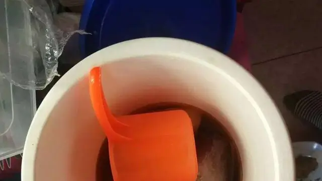10 Potret Orang Pakai Gayung dengan Cara Nyeleneh Ini Bikin Geleng Kepala