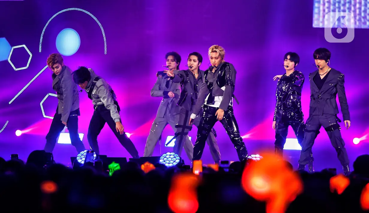 Personel NCT Dream beraksi dalam konser bertajuk The Dream Show 2 in Jakarta hari pertama di Indonesia Convention Exhibition atau ICE BSD, Tangerang, Sabtu (4/3/2023) malam. NCT Dream kembali menyapa penggemar Indonesia lewat konser The Dream Show 2: In A Dream. (Liputan6.com/Angga Yuniar)