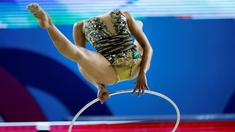 Atlet Rusia, Margarita Mamun, beraksi di nomor Senior individual all Around Final Kejuaraan Senam Ritmik Eropa 2016 di Holon Toto Hall, Israel, (18/6/2016). (AFP/Thomas Coex)