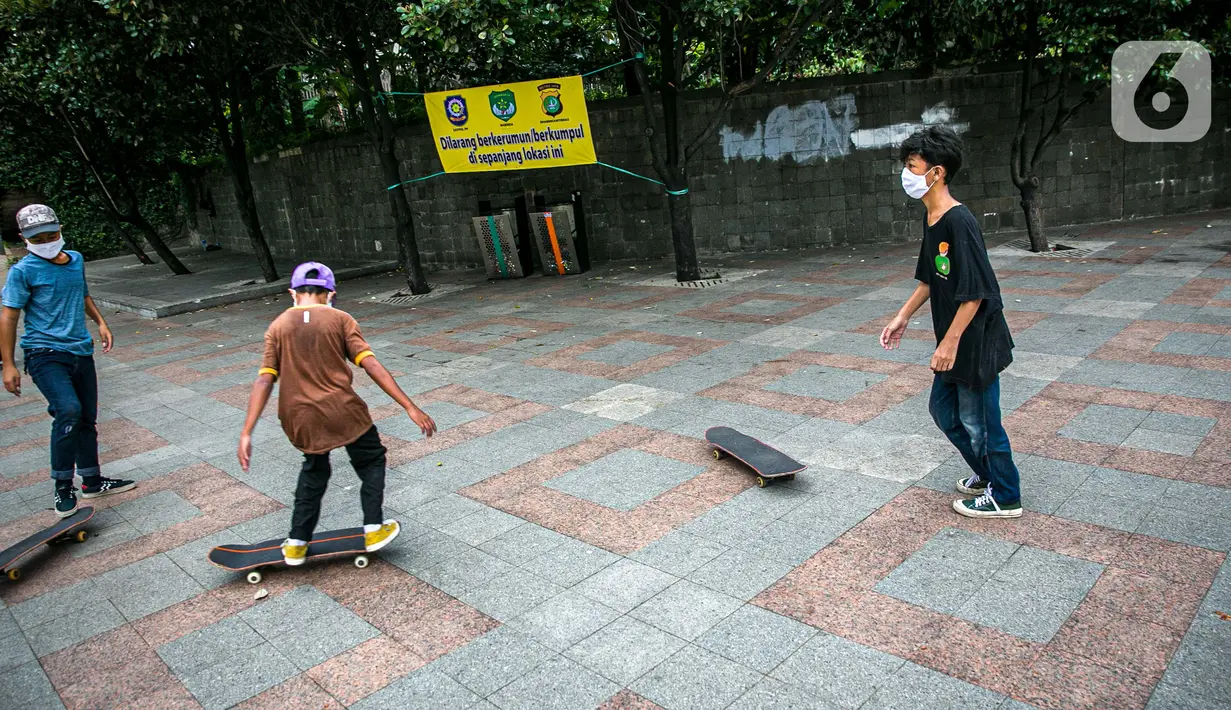 Suasana saat para warga bermain skateboard di trotoar Jalan Sudirman-Thamrin, Jakarta, Jumat (5/3/2021). Izin penggunaan trotoar sebagai tempat bermain skateboard keluar usai Gubernur DKI Jakarta Anies Baswedan bertemu dengan salah satu skateboarder Jakarta. (Liputan6.com/Faizal Fanani)