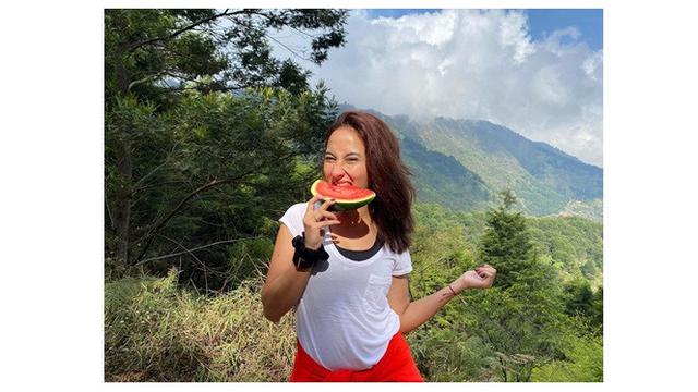 7 Potret Naomi Zaskia saat Ikut Mendaki Gunung Prau, Semangat Banget